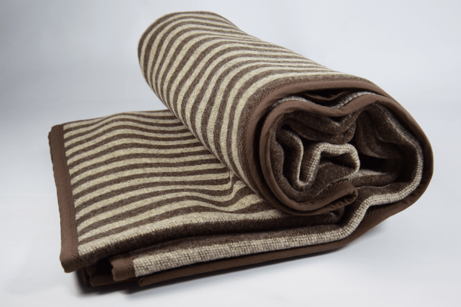 Koc wełniany pasy beżowo brązowe obszycie lamówka brązowa 150 x 200 cm (1.8kg) Koc wełniany pasy beżowo-brązowe obszycie lamówka brązowa 150 x 200 cm (1.8kg)