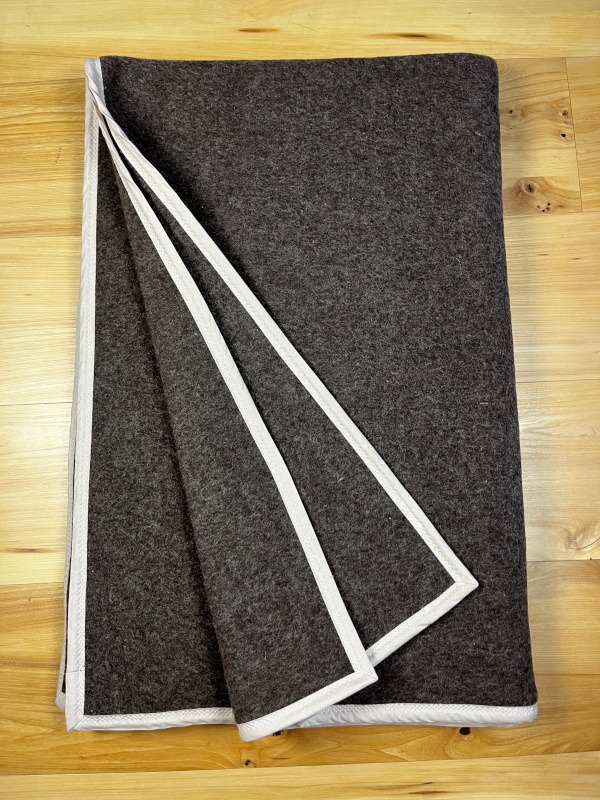 Koc wełniany brązowy (czekoladowy) z beżową lamówką 150 x 200 cm (1.8kg) Koc wełniany brązowy (czekoladowy) z beżową lamówką 150 x 200 cm (1.8kg) - obrazek 2