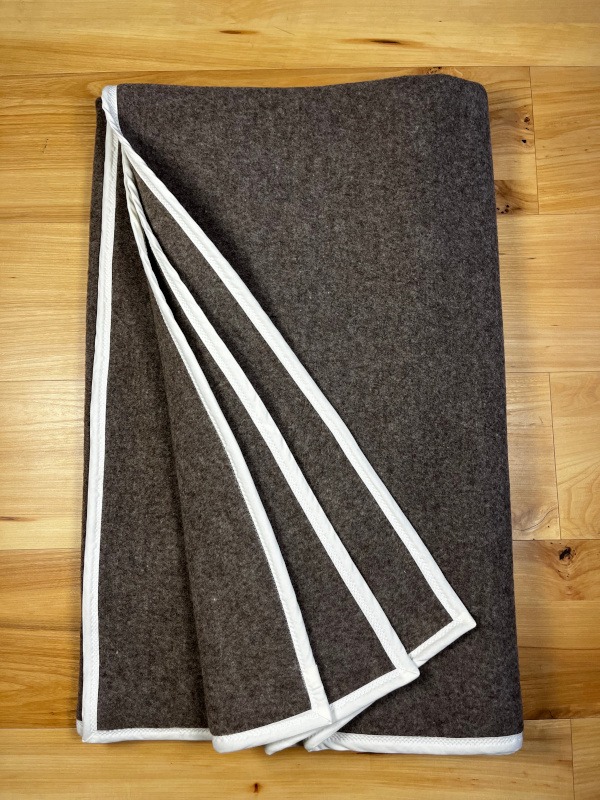 Koc wełniany jasny brąz z beżową lamówką 150 x 200 cm (2kg) Koc wełniany jasny brąz z beżową lamówką 150 x 200 cm (2kg) - obrazek 2