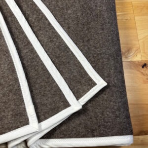 Koc wełniany jasny brąz z beżową lamówką 150 x 200 cm (2kg)