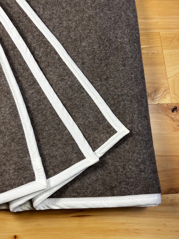 Koc wełniany jasny brąz z beżową lamówką 150 x 200 cm (2kg) Koc wełniany jasny brąz z beżową lamówką 150 x 200 cm (2kg)