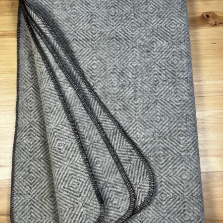 Koc wełniany duże romby z brązowym obszyciem 150 x 200 cm (1.2kg) Koc wełniany duże romby z brązowym obszyciem 150 x 200 cm (1.2kg)