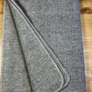 Koc wełniany duże romby z beżowym obszyciem 150 x 200 cm (1.2kg) Koc wełniany duże romby z beżowym obszyciem 150 x 200 cm (1.2kg)