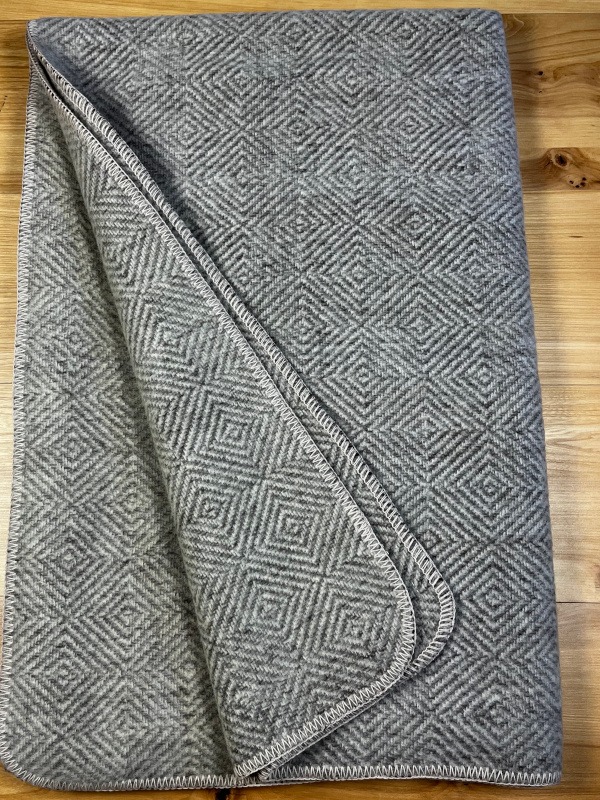 Koc wełniany duże romby z beżowym obszyciem 150 x 200 cm (1.2kg) Koc wełniany duże romby z beżowym obszyciem 150 x 200 cm (1.2kg)