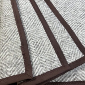 Koc wełniany duże romby z brązową lamówką 150 x 200 cm (1.2kg) Koc wełniany duże romby z brązową lamówką 150 x 200 cm (1.2kg)