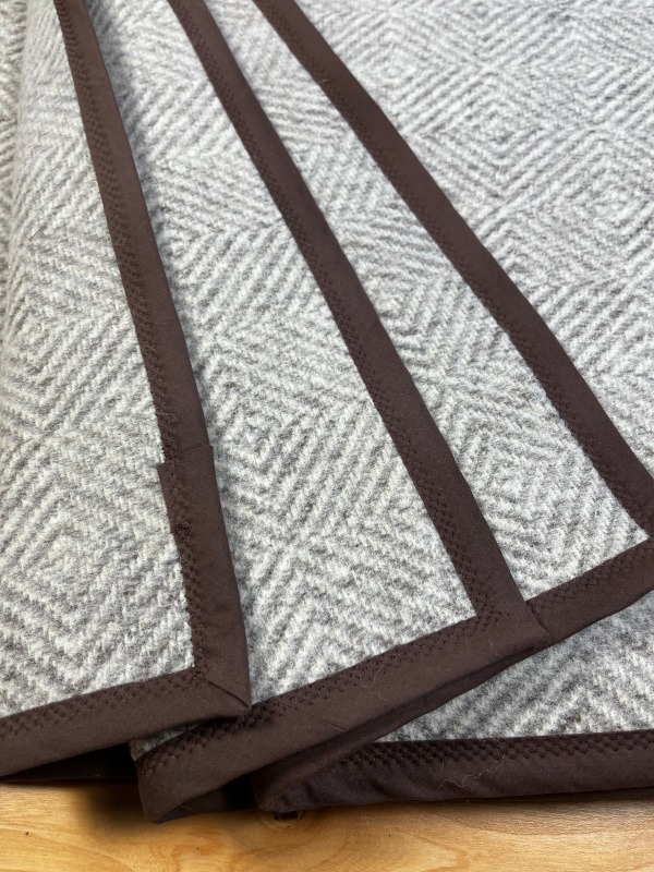 Koc wełniany duże romby z brązową lamówką 150 x 200 cm (1.2kg) Koc wełniany duże romby z brązową lamówką 150 x 200 cm (1.2kg)