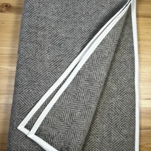 Koc wełniany duże romby z ecru lamówką 150 x 200 cm (1.2kg) Koc wełniany duże romby z ecru lamówką 150 x 200 cm (1.2kg)