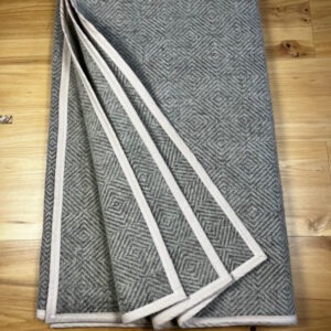 Koc wełniany duże romby z beżową lamówką 150 x 200 cm (1.2kg) Koc wełniany duże romby z beżową lamówką 150 x 200 cm (1.2kg)