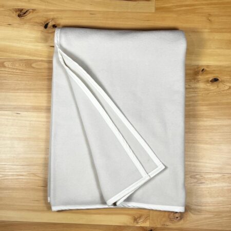 Koc wełniany ecru lamówką ecru 140 x 200 cm (1.1kg)