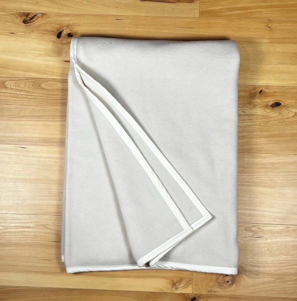 Koc wełniany ecru lamówką ecru 140 x 200 cm (1.1kg) Koc wełniany ecru lamówką ecru 140 x 200 cm (1.1kg)