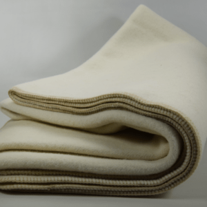 Koc wełniany ecru/obszycie overlock beż 145 x 200 cm – 900 g/m (1.8kg) Koc wełniany ecru/obszycie overlock beż 145 x 200 cm - 900 g/m (1.8kg)