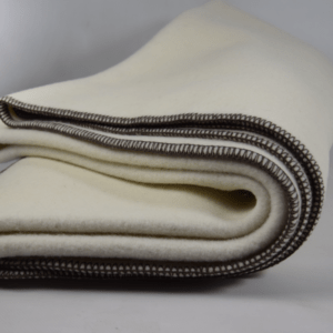 Koc wełniany ecru/obszycie overlock brąz 145 x 200 cm – 900 g/m (1.8kg) Koc wełniany ecru/obszycie overlock brąz 145 x 200 cm - 900 g/m (1.8kg)
