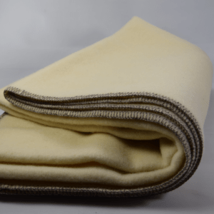 Koc wełniany ecru/obszycie overlock melanż 145 x 200 cm – 900 g/m (1.8kg) Koc wełniany ecru/obszycie overlock melanż 145 x 200 cm - 900 g/m (1.8kg)