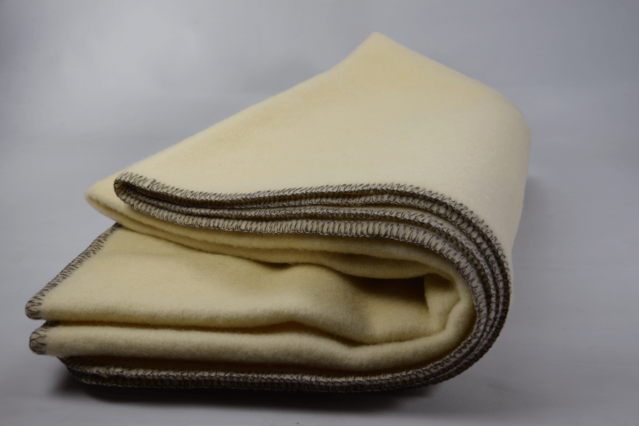 Koc wełniany ecru/obszycie overlock melanż 145 x 200 cm – 900 g/m (1.8kg) Koc wełniany ecru/obszycie overlock melanż 145 x 200 cm - 900 g/m (1.8kg)