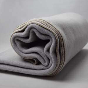 Koc wełniany – szary/obszycie overlock beż 140 x 200 cm (1.5kg) Koce wełniane - polska produkcja Rytex.