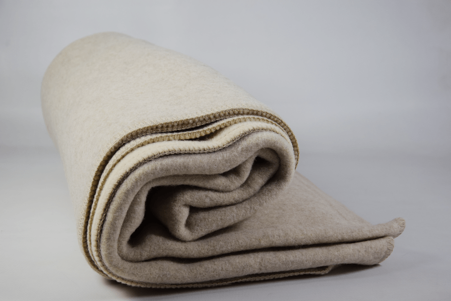 Koc wełniany dwustronny beż/ecru obszycie overlock beżowy 140 x 195 cm (1.8kg) Koc wełniany dwustronny beż/ecru obszycie overlock beżowy 140 x 195 cm (1.8kg)