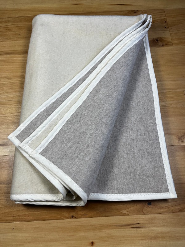 Koc wełniany dwustronny beżowy ecru z lamówką ecru 140 x 200 cm (1.9kg) Koc wełniany dwustronny beżowy ecru z lamówką ecru 140 x 200 cm (1.9kg)