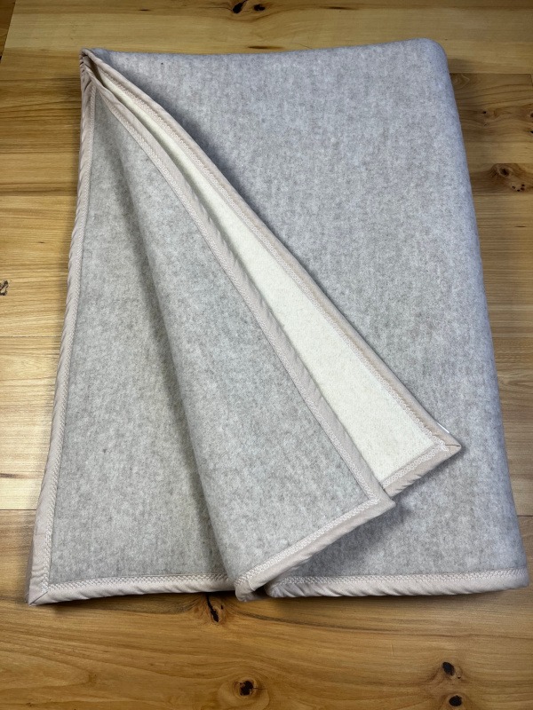 Koc wełniany dwustronny beżowy/ecru z beżową lamówką 140 x 200 cm (1.9kg) Koc wełniany dwustronny beżowy/ecru z beżową lamówką 140 x 200 cm (1.9kg)