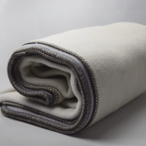 Koc wełniany dwustronny szary/ecru/obszycie overlock brąz 145 x 200 cm – 900 g/m (2kg)
