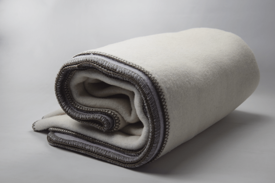 Koc wełniany dwustronny szary/ecru/obszycie overlock brąz 145 x 200 cm – 900 g/m (2kg) Koc wełniany dwustronny szary/ecru/obszycie overlock brąz 145 x 200 cm - 900 g/m (2kg) - obrazek 2