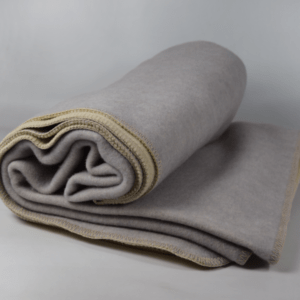Koc wełniany dwustronny beż/szary obszycie overlock beż 140 x 195 cm – 900g/m (1.8kg) Koc wełniany dwustronny beż/szary obszycie overlock beż 140 x 195 cm - 900g/m (1.8kg)
