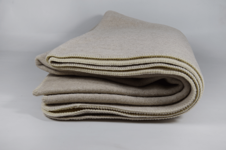 Koc wełniany dwustronny beż/ecru obszycie overlock ecru 140 x 195 cm (1.8kg) Koc wełniany dwustronny beż/ecru obszycie overlock ecru 140 x 195 cm (1.8kg)