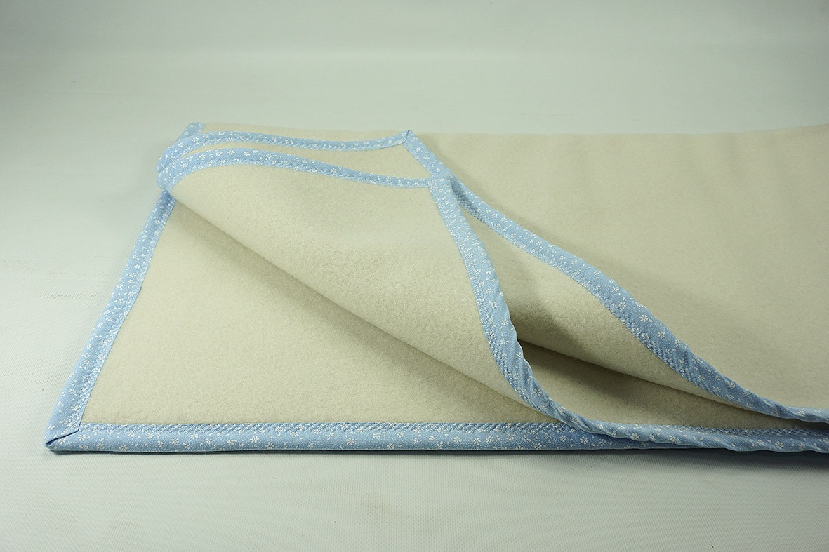 Koc dziecięcy wełniany 125 x 80 cm – lamówka niebieskie kwiatki 100% wełna Koc dziecięcy wełniany 125 x 80 cm - lamówka niebieskie kwiatki 100% wełna - obrazek 4