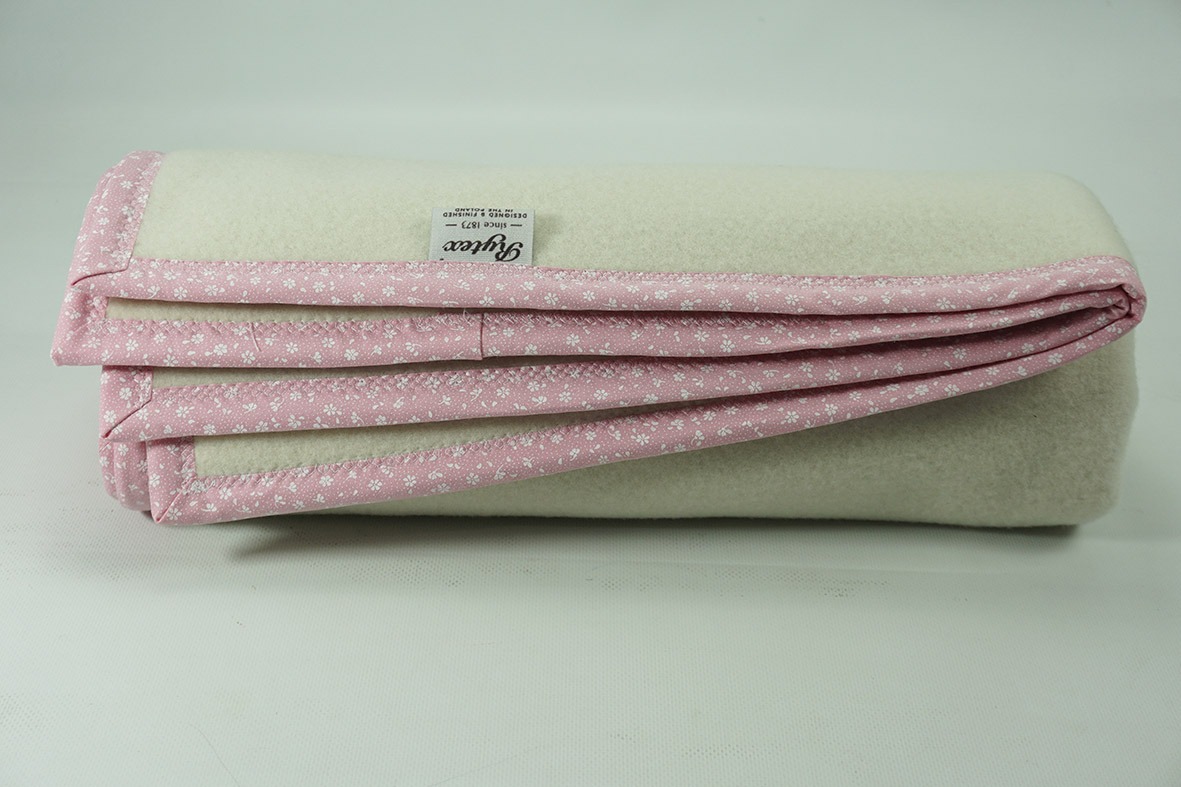 Koc dziecięcy wełniany 125 x 80 cm – lamówka różowa/kwiatki 100% wełna Koc dziecięcy wełniany 125 x 80 cm - lamówka różowa/kwiatki 100% wełna - obrazek 3