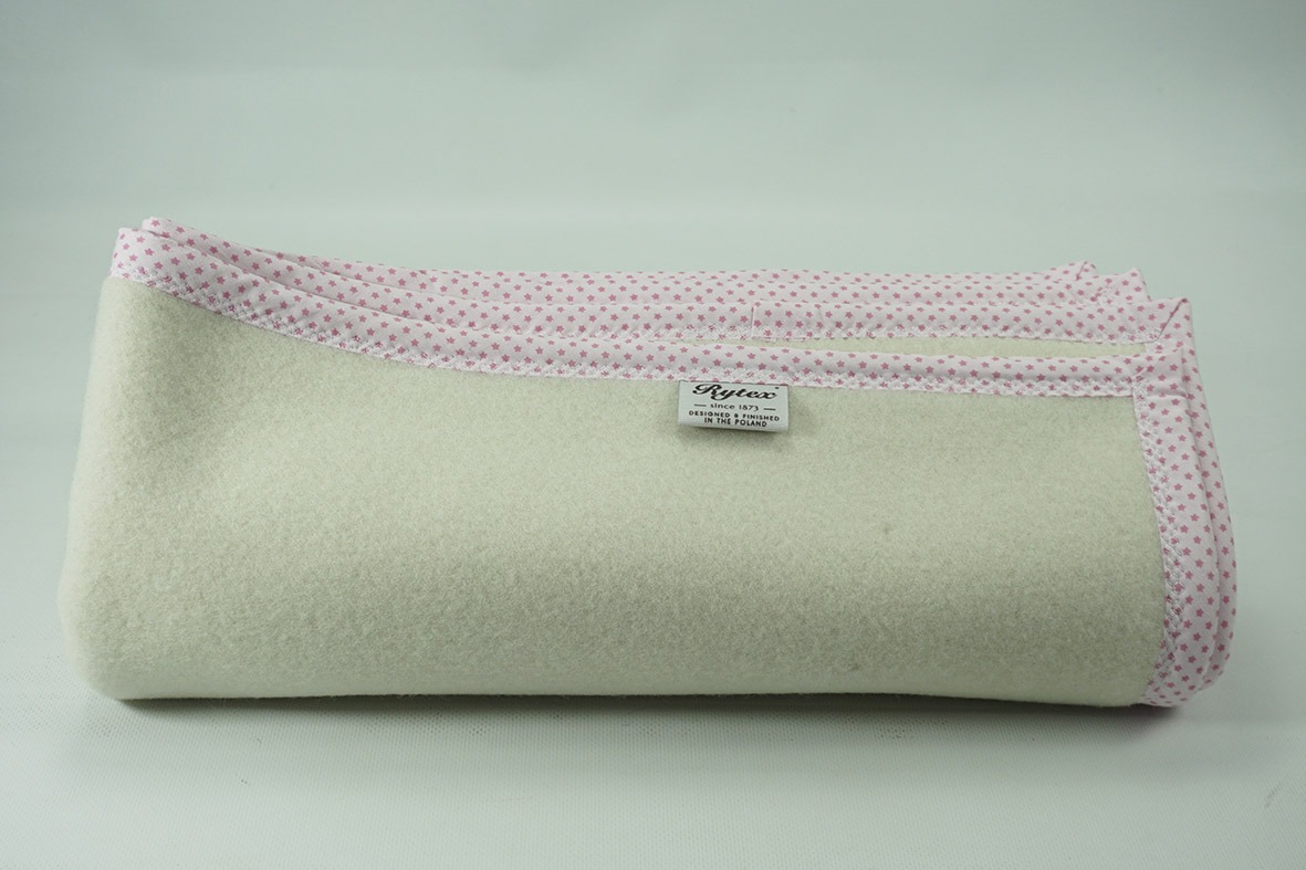 Koc dziecięcy wełniany 125 x 80 cm – lamówka różowe gwiazdki 100% wełna Koc dziecięcy wełniany 125 x 80 cm - lamówka różowe gwiazdki 100% wełna - obrazek 3