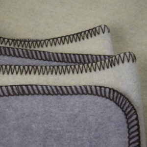 Koc wełniany dwustronny szary/ecru/obszycie overlock brąz 145 x 200 cm – 900 g/m (2kg)