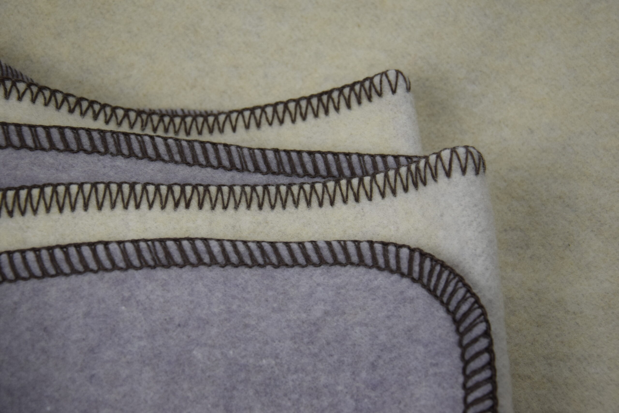 Koc wełniany dwustronny szary/ecru/obszycie overlock brąz 145 x 200 cm – 900 g/m (2kg) Koc wełniany dwustronny szary/ecru/obszycie overlock brąz 145 x 200 cm - 900 g/m (2kg) - obrazek 3