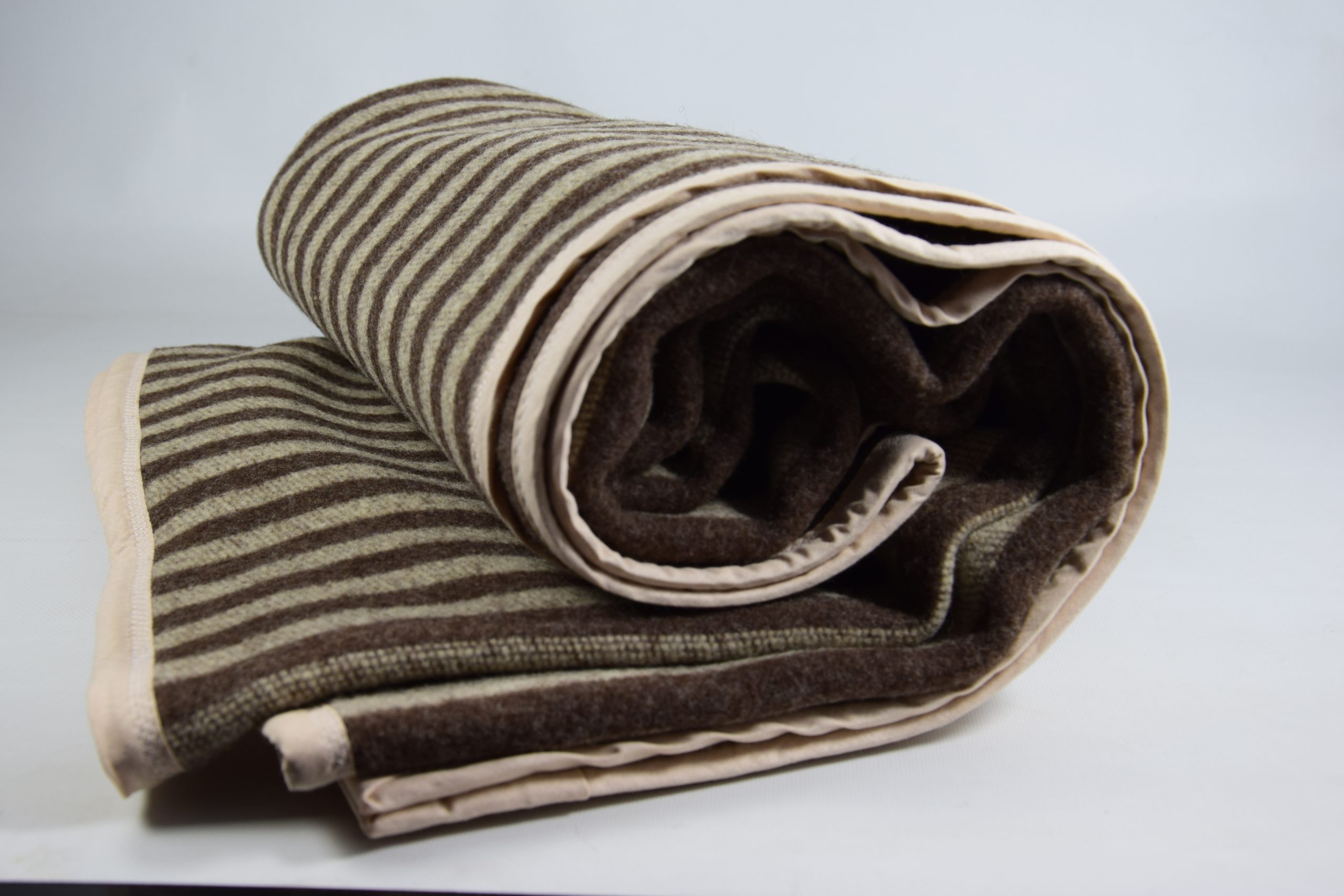 Koc wełniany pasy beżowo brązowe obszycie lamówka jasny beż 150 x 195 cm (1.8kg) Koc wełniany pasy beżowo-brązowe obszycie lamówka jasny beż 150 x 195 cm (1.8kg)